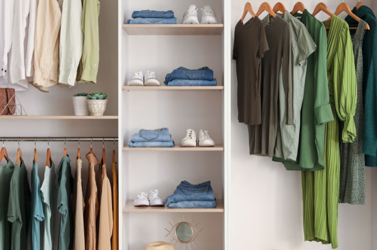 Guarda-roupa organizado com roupas no cabide
