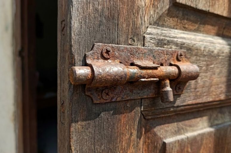 Porta de madeira com trinco enferrujado 