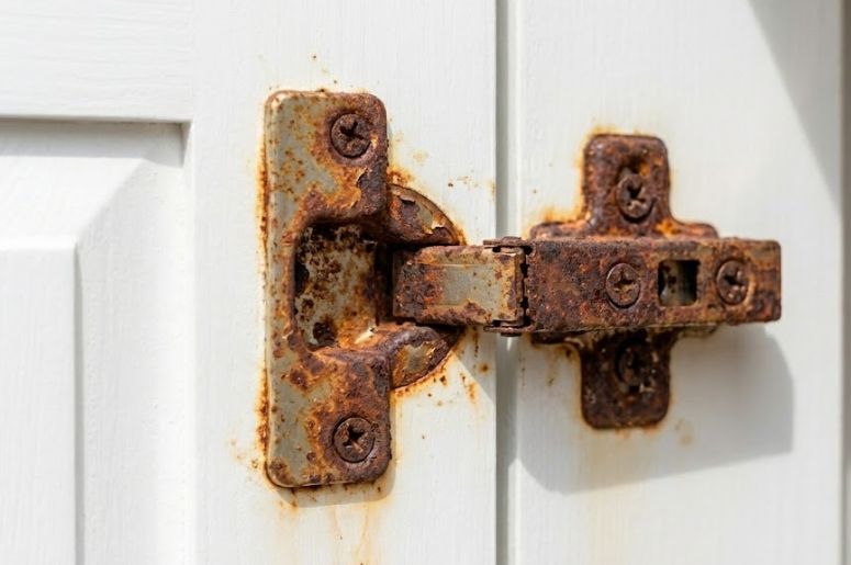 arm&aacute;rio branco enferrujado 