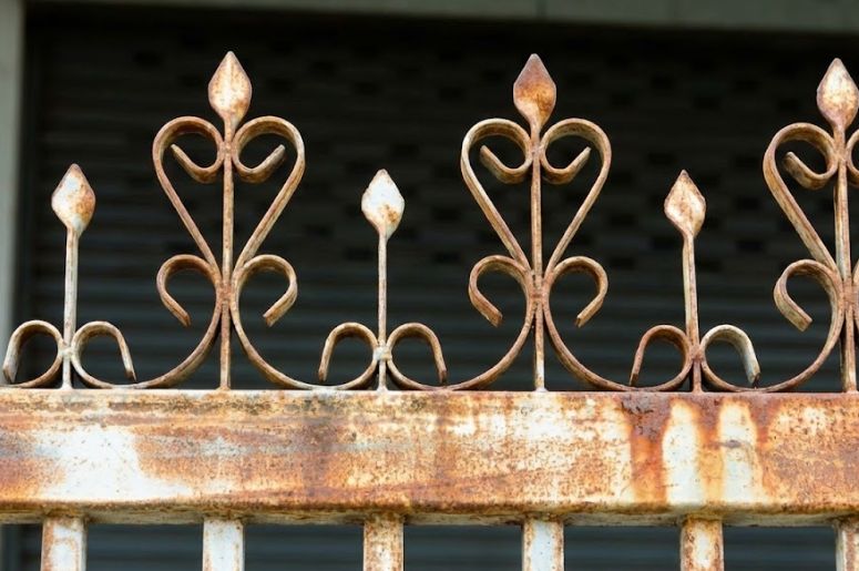 Port&atilde;o enferrujado 