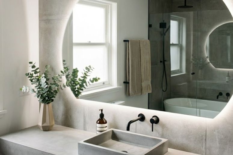 Banheiro moderno com espelho grande