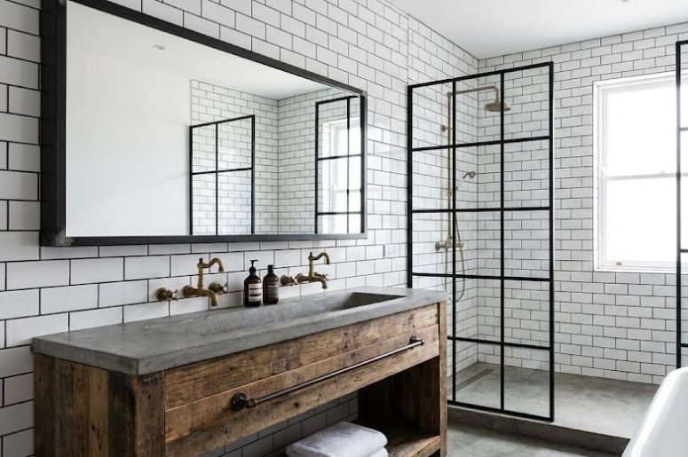 Banheiro com espelho retangular&nbsp;