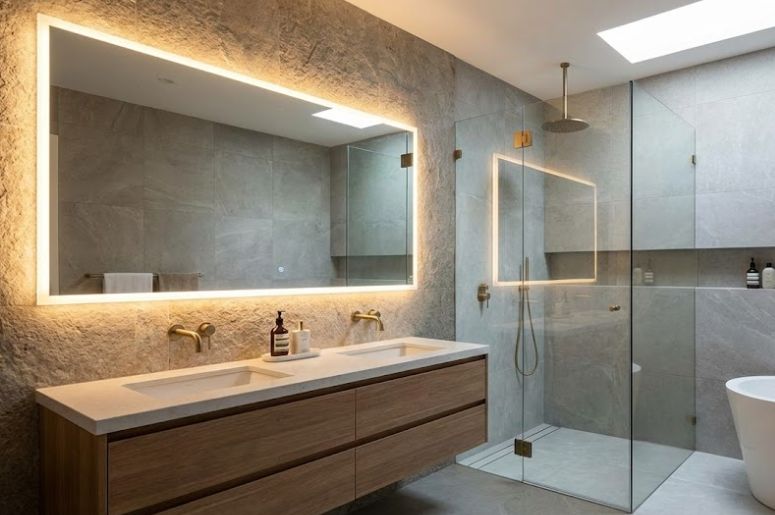 Banheiro com espelho de LED