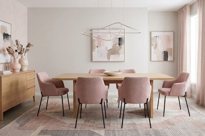 Sala de jantar com decora&ccedil;&atilde;o rosa 