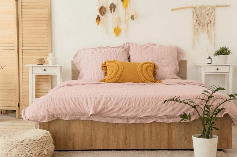 Quarto com decora&ccedil;&atilde;o rosa 