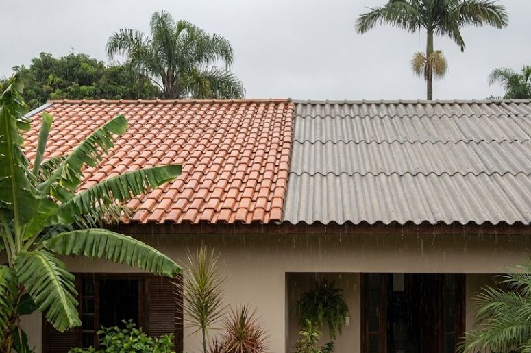 Telhado de cer&acirc;mica recebendo chuva 