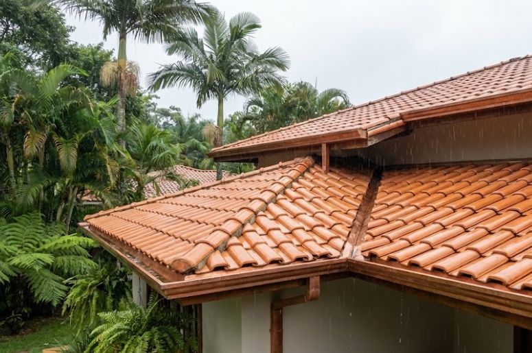 Casa com telhado de cer&acirc;mica recebendo chuva