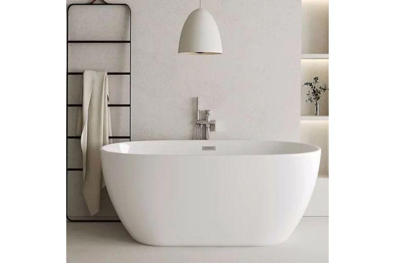 Banheiro com Banheira branca 