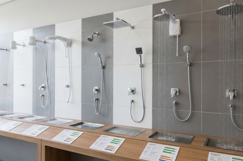 Loja com v&aacute;rios tipos de chuveiros
