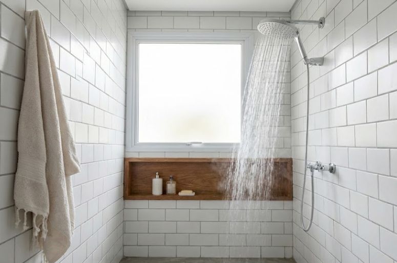 Banheiro branco com chuveiro 