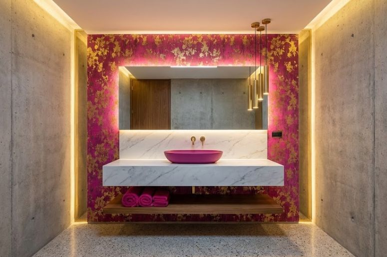 Banheiro com decora&ccedil;&atilde;o fucsia 
