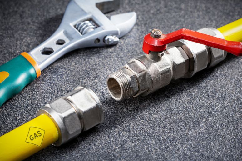 g&aacute;s encando com chave inglesa do lado 