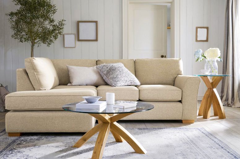 Sala aconchegante com sofá branco