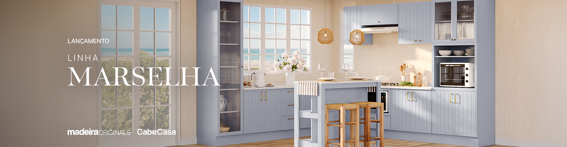 Linha Marselha Banner cozinha planejada modular Linha Marselha CabeCasa, com armários canelados em azul claro, ilha central, cristaleira e design moderno inspirado no estilo mediterrâneo