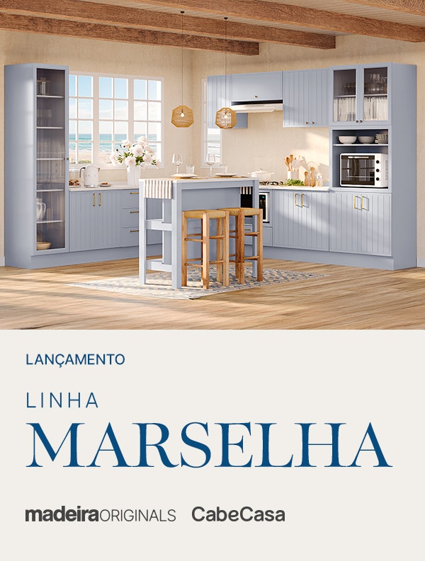 Banner topo Marselha Banner da Linha Marselha CabeCasa com cozinha planejada modular em tons de azul claro, ilha central, cristaleira, armários canelados e design moderno