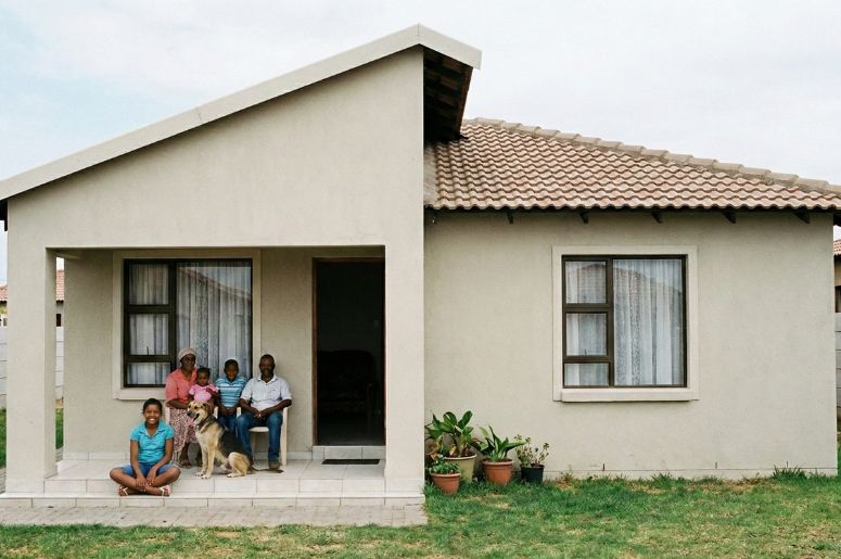 Fam&iacute;lia com casa pronta