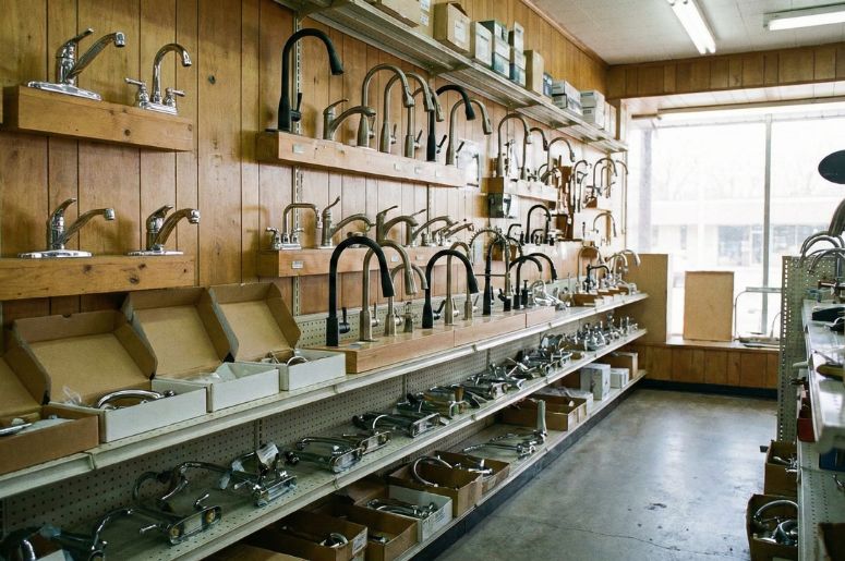 Loja com vários tipos de torneiras