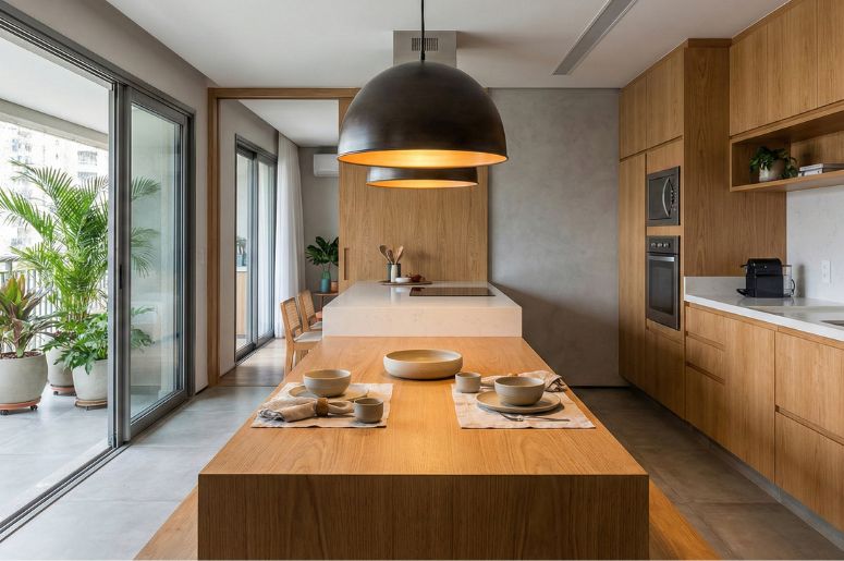 Cozinha amadeirada com pendente preto