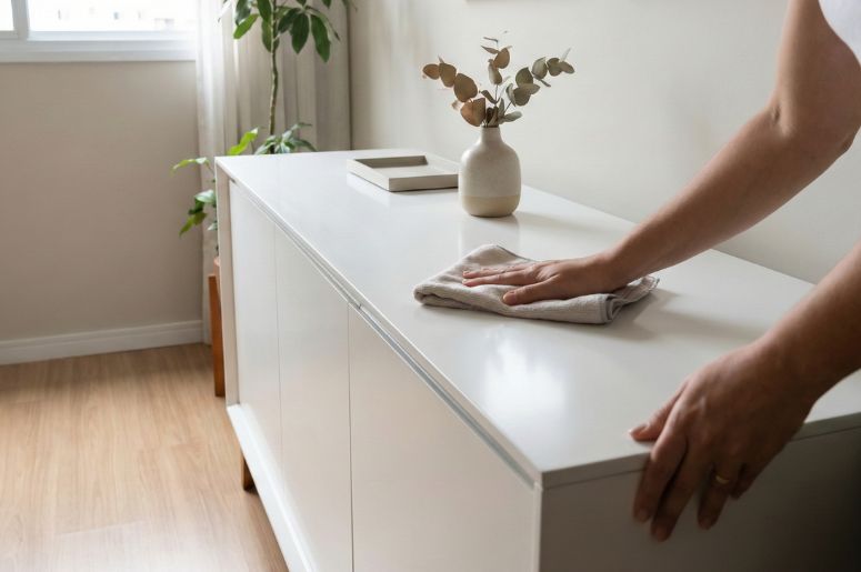 Estante branca com acabamento laqueado