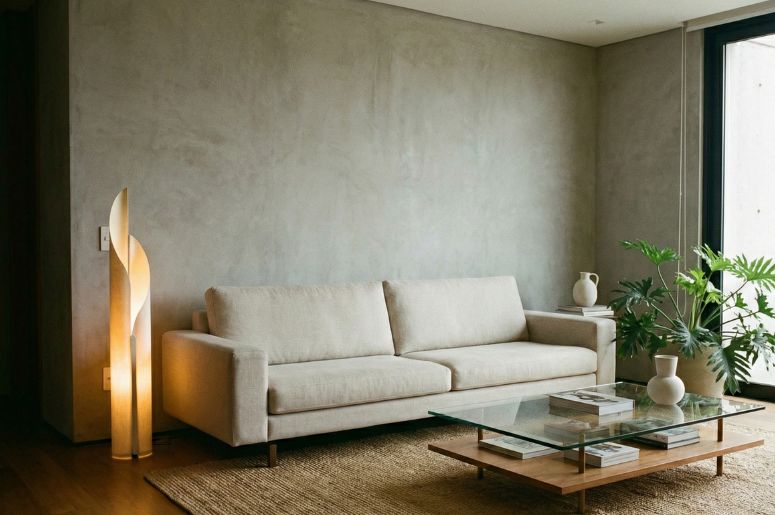 Sala de estar com sofá branco e mesa de centro de vidro