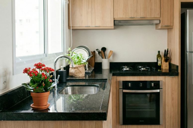 Cozinha com flor-da-fortuna na decora&ccedil;&atilde;o