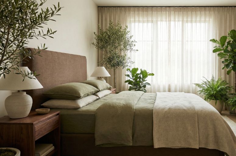 Quarto com decoração verde oliva e marrom