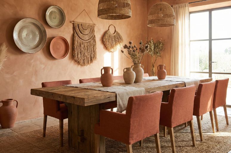 Cozinha marrom com decoração terracota