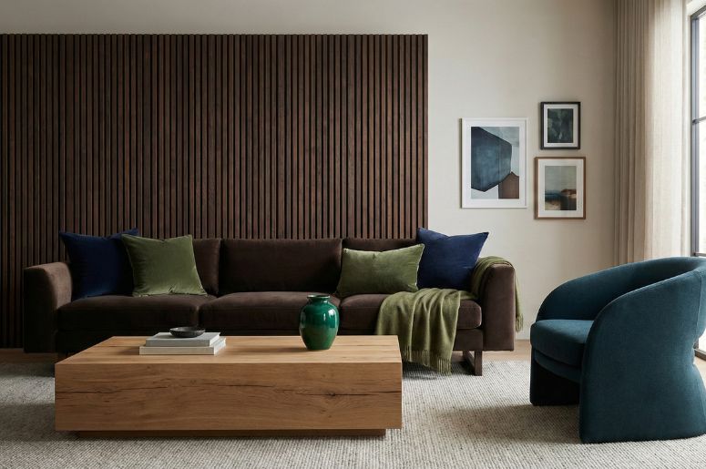 Sala com sofá marrom e poltrona azul escuro