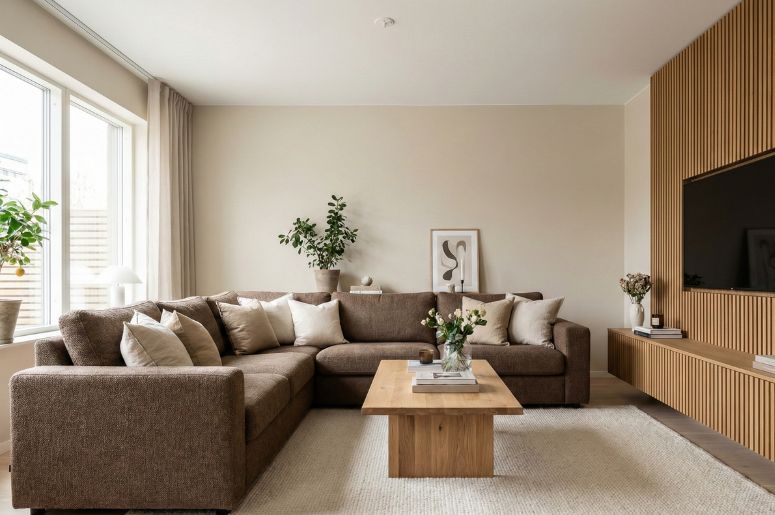 Sala de estar com sofá marrom e almofadas cinza