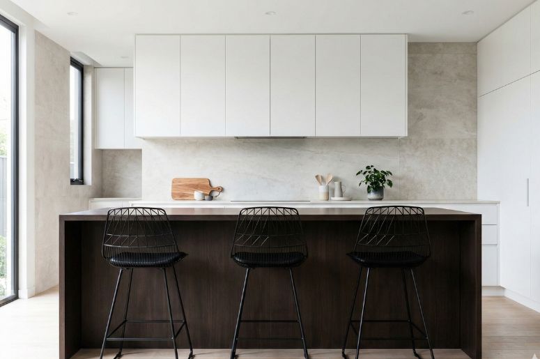 Cozinha combinando branco com marrom