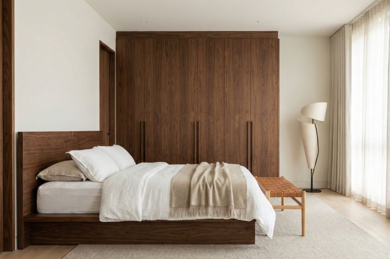 Quarto decorado com móveis na cor marrom