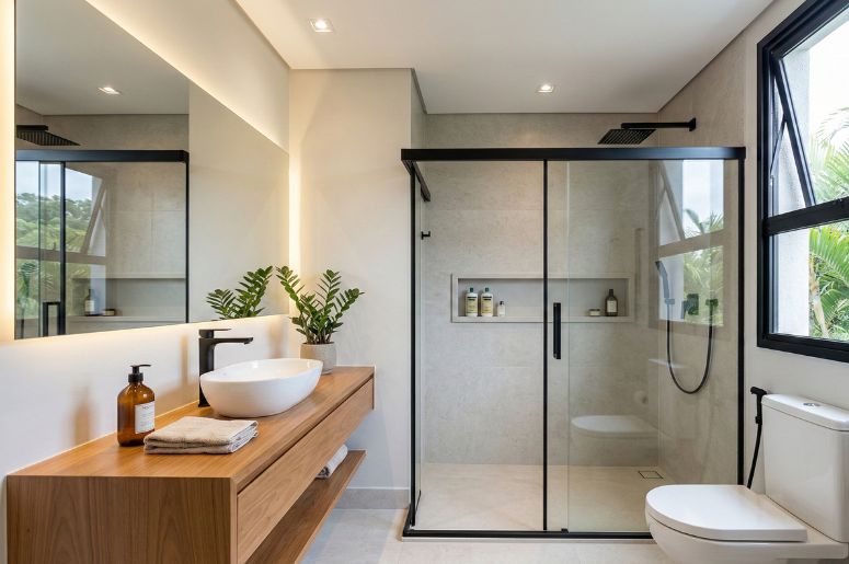 Banheiro com box preto