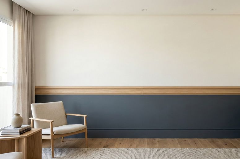 Sala com poltrona e rodameio azul