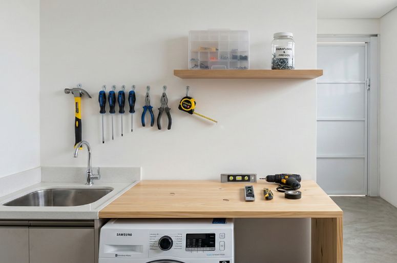 &aacute;rea de servi&ccedil;o com ferramentas organizadas