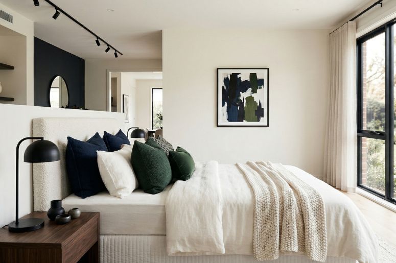 Quarto combinando off white com tons escuros