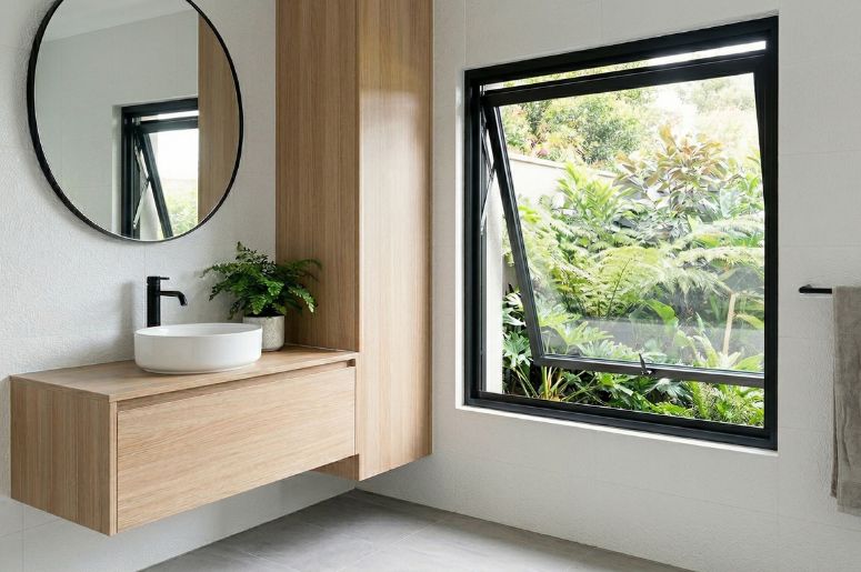 Banheiro com janela maxim-ar