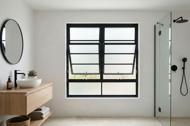 Banheiro com janela basculante