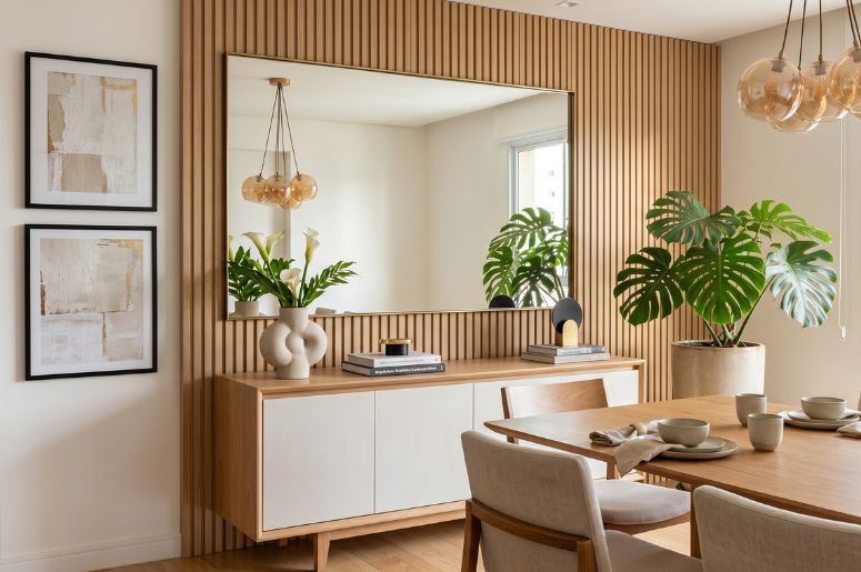 Sala de jantar decorada com pantas e quadros