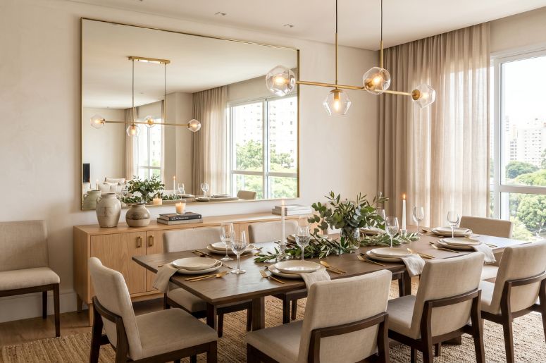 Sala de jantar decorada com espelho grande retangular