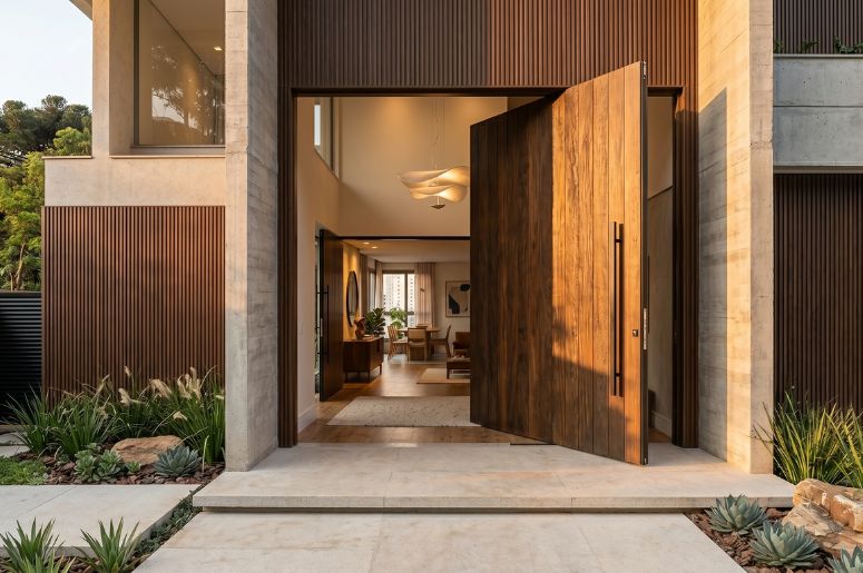 Casa grande com porta pivotante na entrada