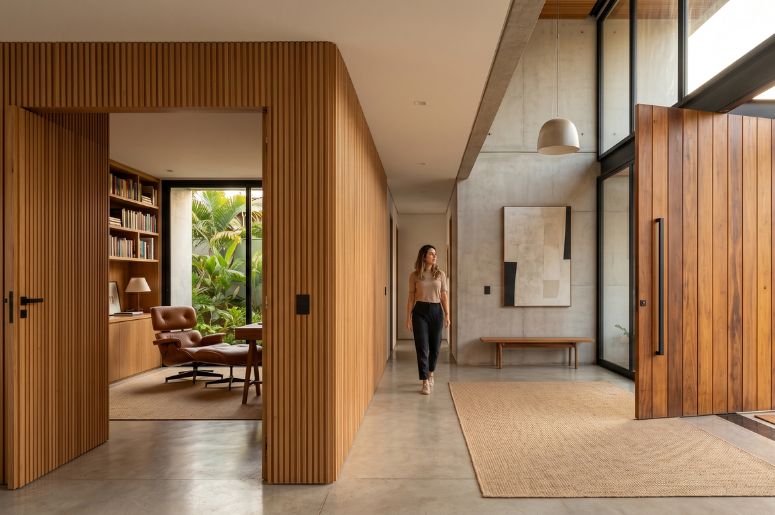 Casa com porta de giro e porta pivotante