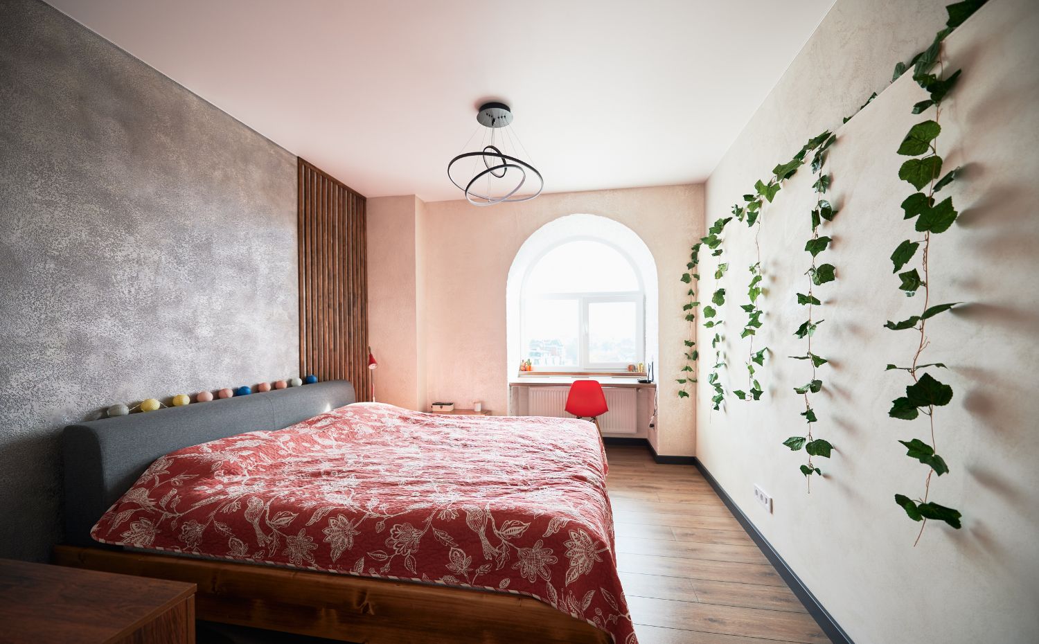 Quarto de casal em tons neutros, com cama, cabeceira estofada, banco aos pés e cortinas claras