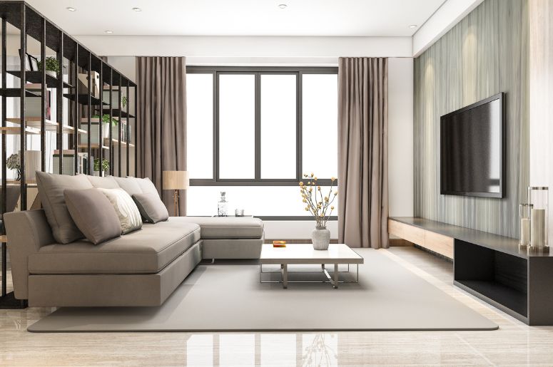 Sala de estar moderna com sofá, mesa de centro, estante divisória e rack com TV