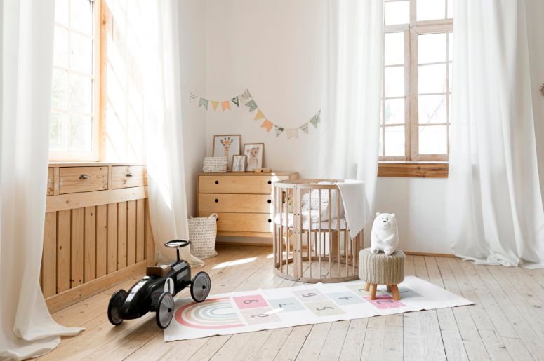 Quarto infantil planejado com berço de madeira, cômoda, tapete lúdico e brinquedos