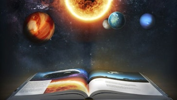 Afbeelding van een astronomieboek met erboven zwevende zon en planeten