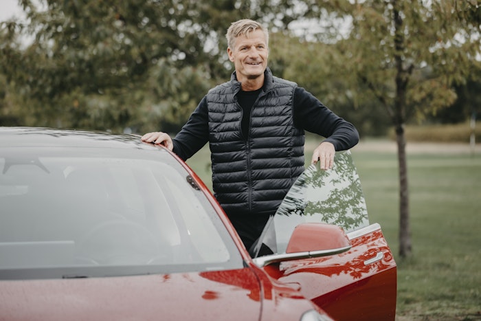 Mand med Tesla med åben dør