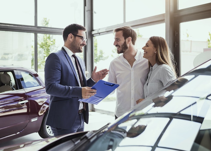 Par køber bil hos bilforhandler