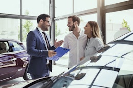 Par køber bil hos bilforhandler