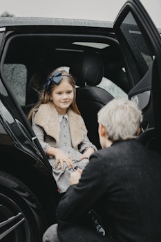Far og datter i bil