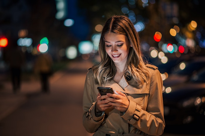 Kvinde med smartphone